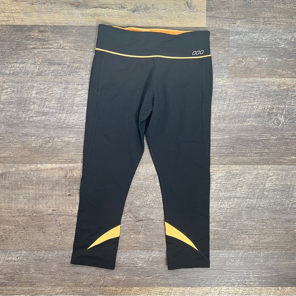 Lorna Jane black with yellow accents cropped legging pants size XS? b104